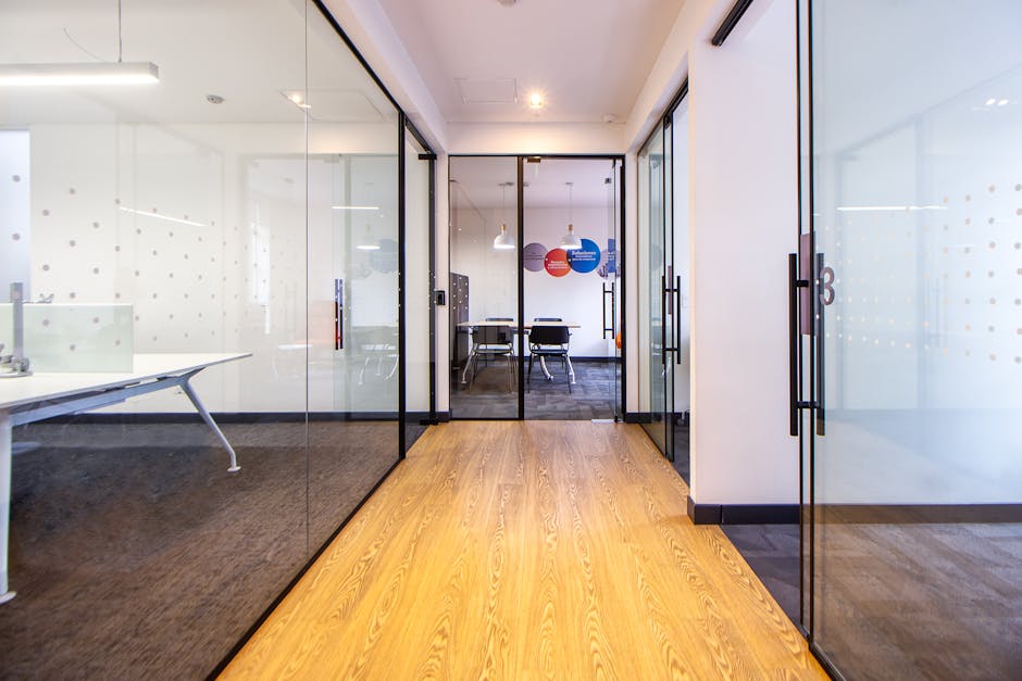 Pasillo de oficina con puertas de madera y luz natural